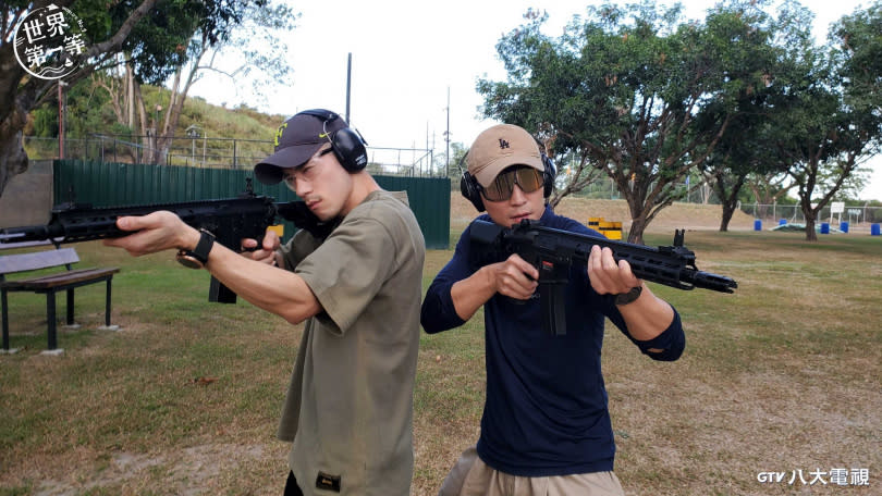 JR紀言愷(左)、卞慶華體驗真槍實彈射擊。（圖／八大提供）