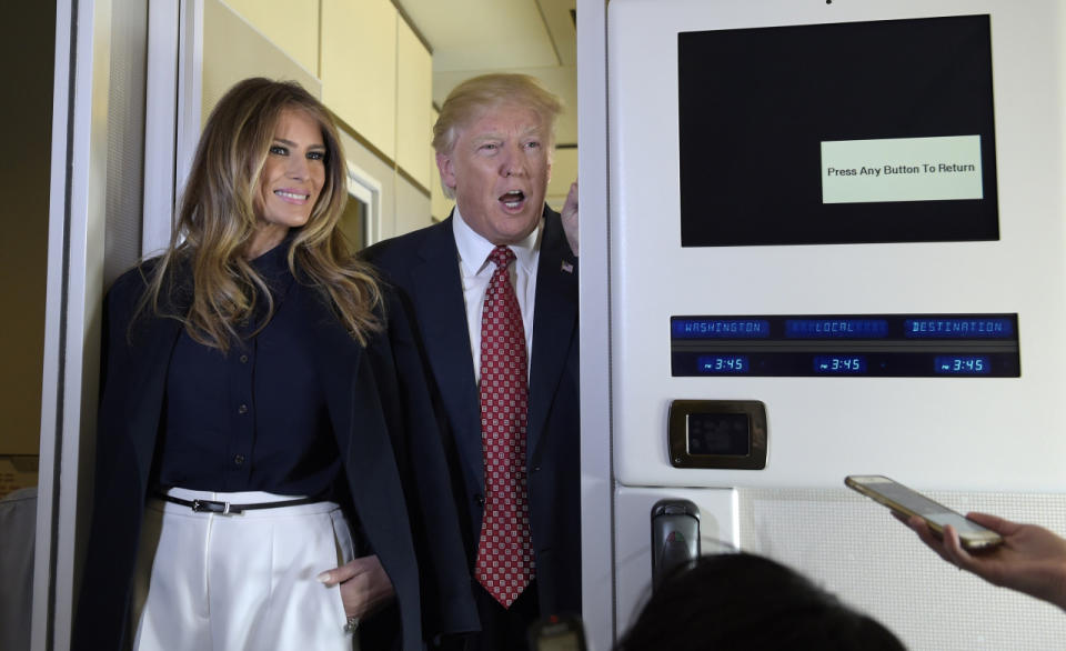 Auch in der Air Force One will man als First Lady gut aussehen: Für einen Flug nach Florida fiel Melania Trumps Wahl auf ein Outfit von Michael Kors im Marine-Look und mit Marlene-Hose. (Bild-Copyright: Susan Walsh/AP)