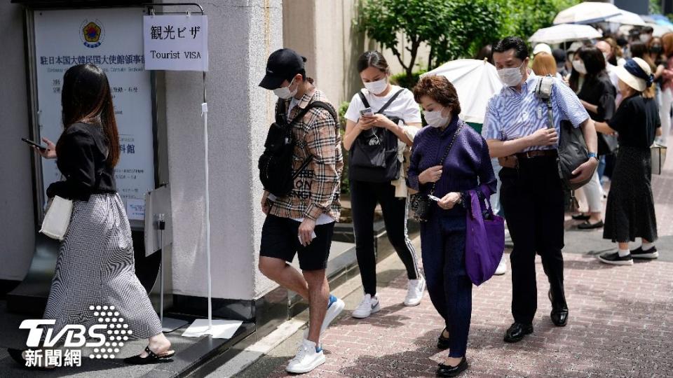 日本韓國大使館前大排長龍。（圖／達志影像美聯社）