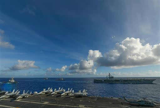 美國太平洋艦隊公布一連串羅斯福號和尼米茲號航艦打擊群，在台灣東面菲律賓海聯合演習照片。（圖／翻攝自美國太平洋艦隊推特）