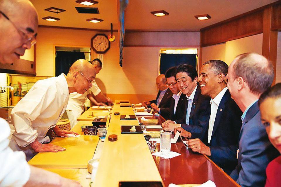 2014年時任美國總統歐巴馬訪日，時任首相安倍晉三招待3星名店「數寄屋橋次郎」。（翻攝The White House）
