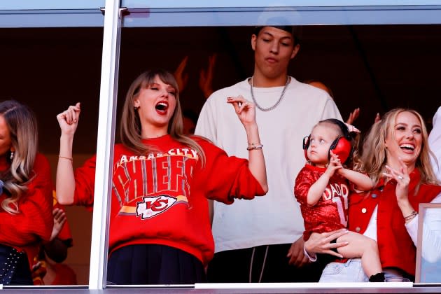 Taylor Swift Cheers on Travis Kelce in Dôen Top at KC Chiefs Game – WWD