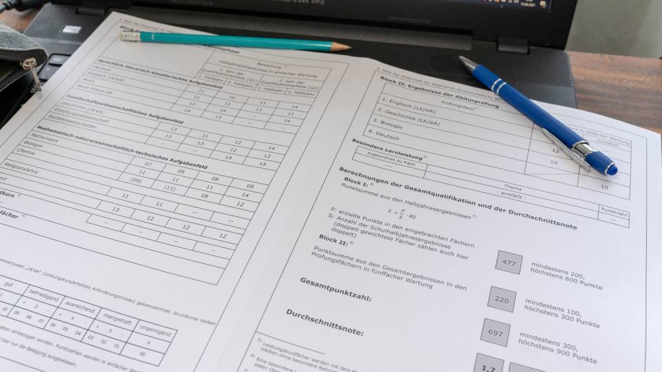 Das Papierzeugnis könnte bald der Vergangenheit angehören. Einige Bundesländer starteten bereits den Testbetrieb mit digitalen Schulzeugnissen.