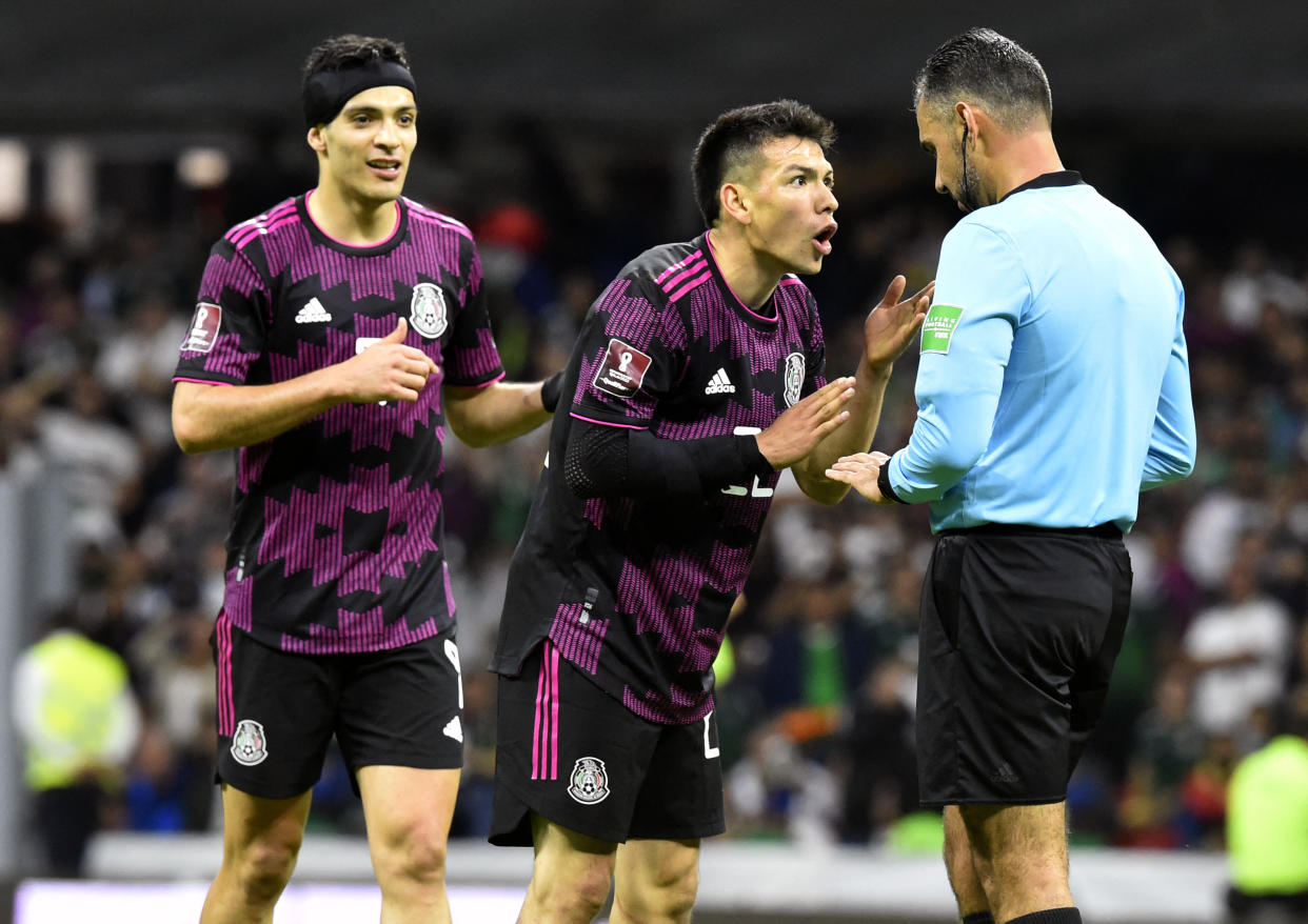 Chucky Lozano y Raúl Jiménez durante un partido con la Selección Mexicana. (ALFREDO ESTRELLA/AFP via Getty Images)