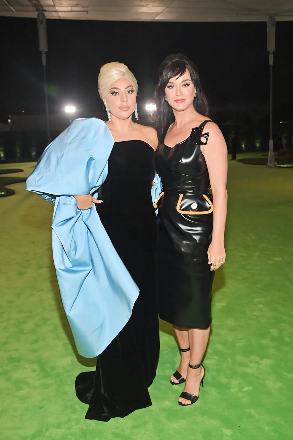 Die Fans waren ebenso begeistert davon, Katy und Lady Gaga zusammen auf dem roten Teppich zu sehen. (Bild: Getty Images)