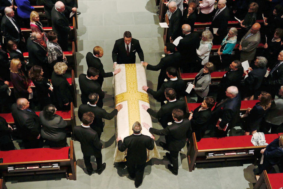 <p>The casket is brought into St. Martin’s Episcopal Church during funeral services for former first lady Barbara Bush in Houston, Texas, April 21, 2018. (Photo: Brett Coomer/Pool via Reuters) </p>