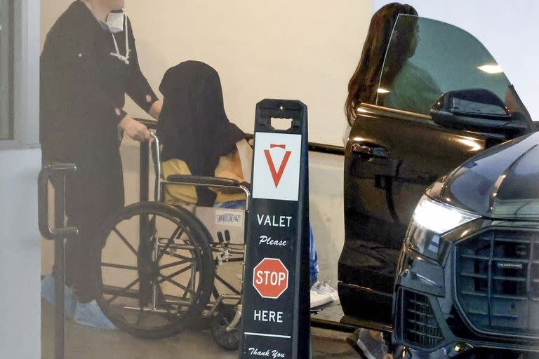 Photo © 2023 Backgrid/The Grosby Group

EXCLUSIVE Beverly Hills, CA. AUGUST 4, 2023.
Megan Fox covers her head as a nurse wheelchairs her into a waiting car as she leaves a plastic surgeon in Beverly Hills.
***
Megan Fox se cubre la cabeza mientras una enfermera la lleva en una silla de ruedas a un automóvil que la espera mientras sale de un cirujano plástico en Beverly Hills.