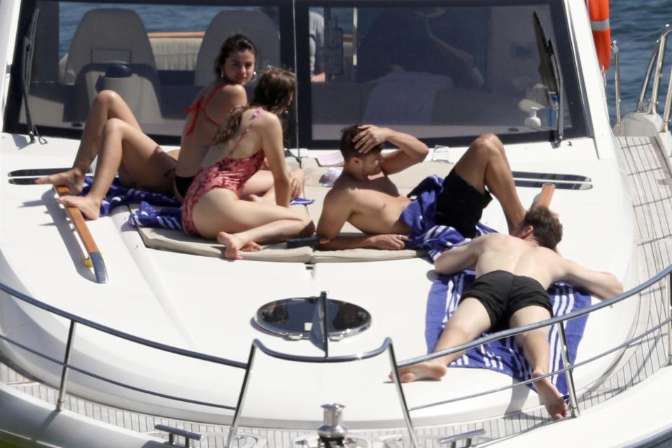 Selena’s boat crew doesn’t include Bieber. (Photo: Backgrid)