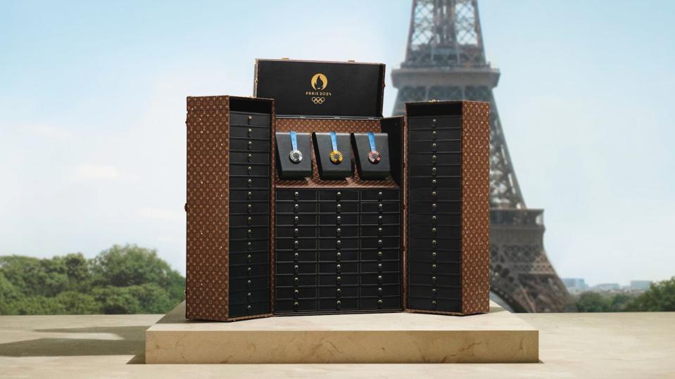 巴黎奧運獎牌箱除了上方的獎牌展示架，下方與左右兩邊的小櫃子均設有收納抽屜。（翻攝自LV官網）