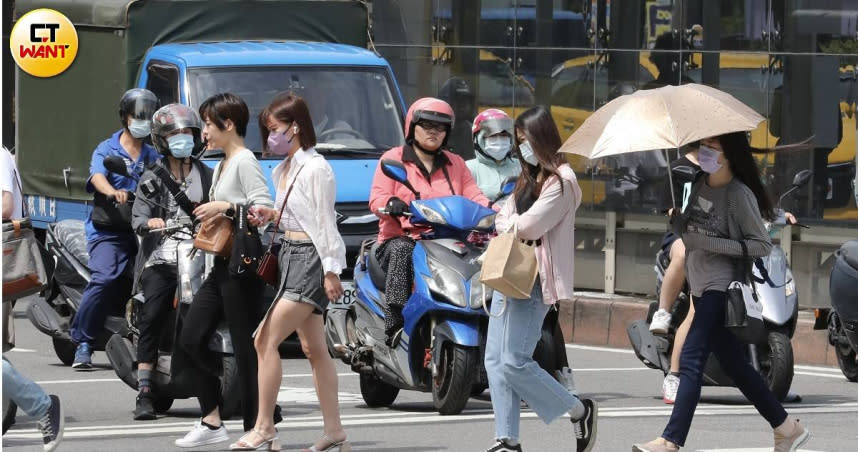 台灣持續高溫炎熱的天氣，中央氣象署今（30日）針對17縣市發布高溫警報，示警台東縣恐出現38度的極端高溫。（示意圖／劉耿豪攝）