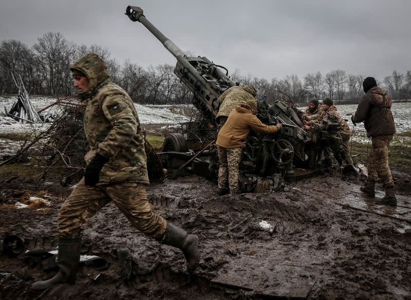 Miembros del servicio ucraniano disparan un proyectil de un obús M777 en una línea del frente en la región de Donetsk