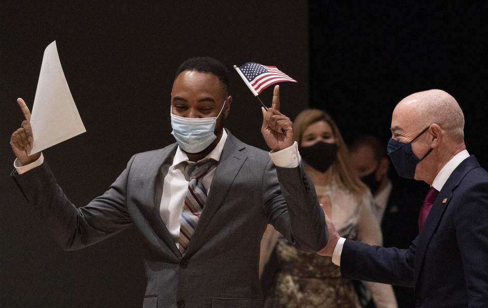 Leon Small, un jamaiquino, celebra tras recibir su certificado de ciudadanía estadounidense de la mano del Secretario del Departamento de Seguridad Nacional de Estados Unidos Alejandro Mayorkas el 28 de abril del 2021 en Nueva York. (AP Photo/Mark Lennihan)