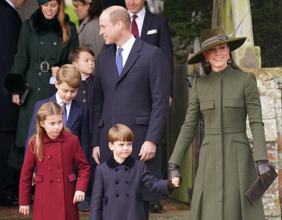 威廉王子、凱特王妃一家五口出席耶誕節禮拜，4歲的路易王子第一次參加，相當搶鏡。（翻攝The Royal Family臉書）