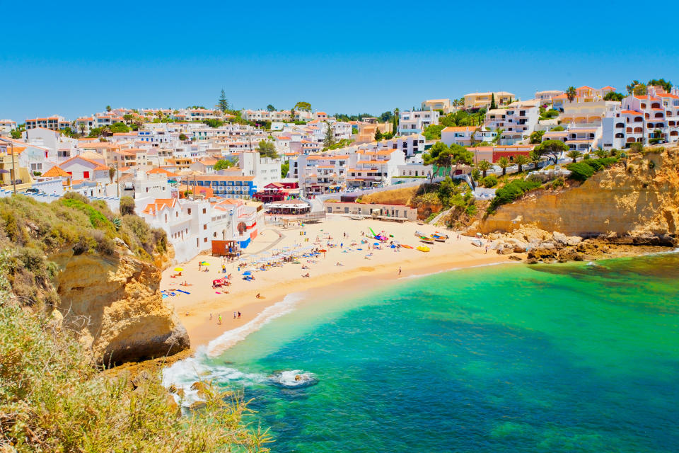 Vista general de la playa de Carvoeiro en el Algarve portugués. Foto: Getty Images,