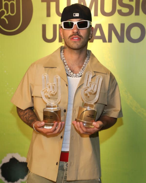 Feid con dos premios