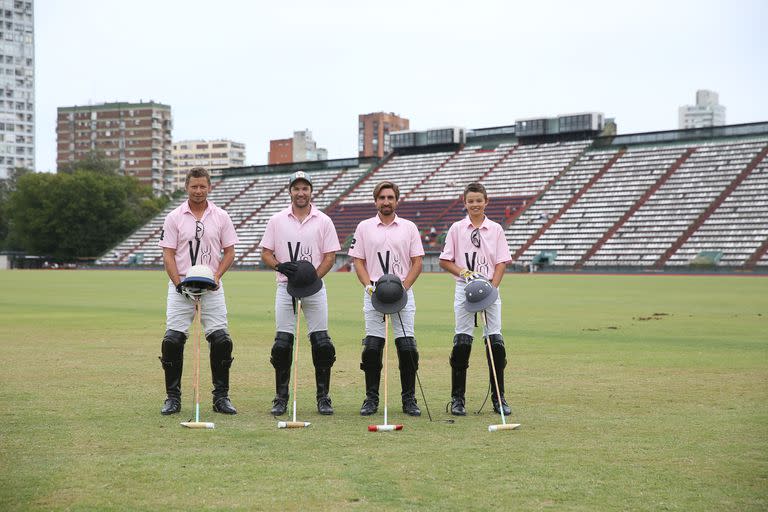 Cuatro Vientos, el campeón, con los Chavanne en los extremos: Santiago y Lorenzo. Con ellos, Santiago Zubiaurre y Facundo Llosa