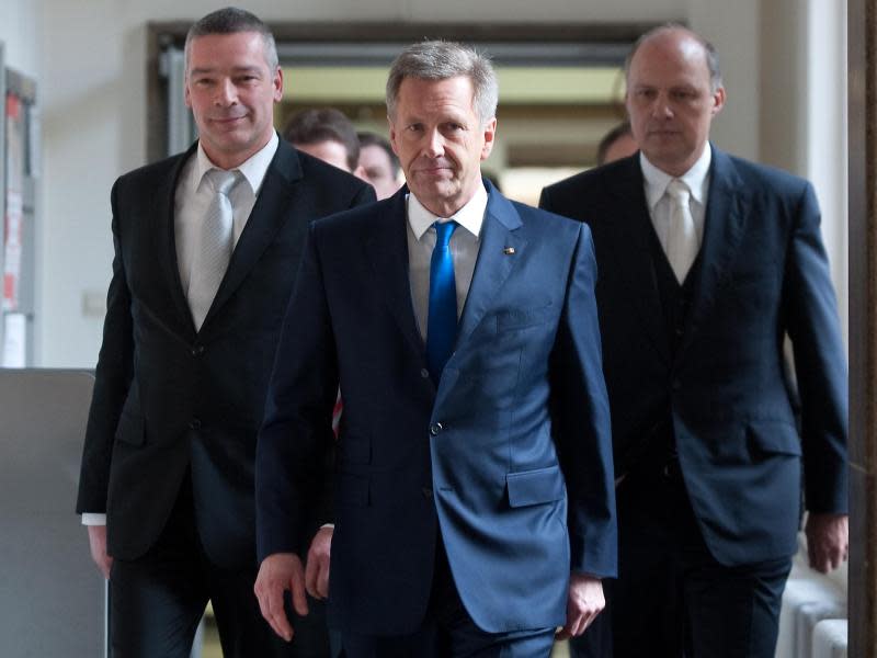 Ex-Bundespräsident Christian Wulff verlässt mit seinen Anwälten Bernd Müssig (l.) und Michael Nagel das Gericht. Foto: Swen Pförtner