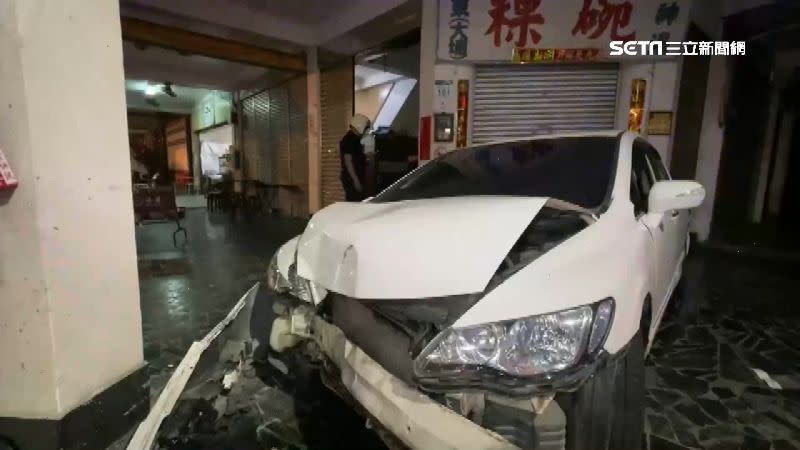 高雄9日凌晨發生一起車禍事故，白色轎車車主拒絕臨檢逃逸後翻車。