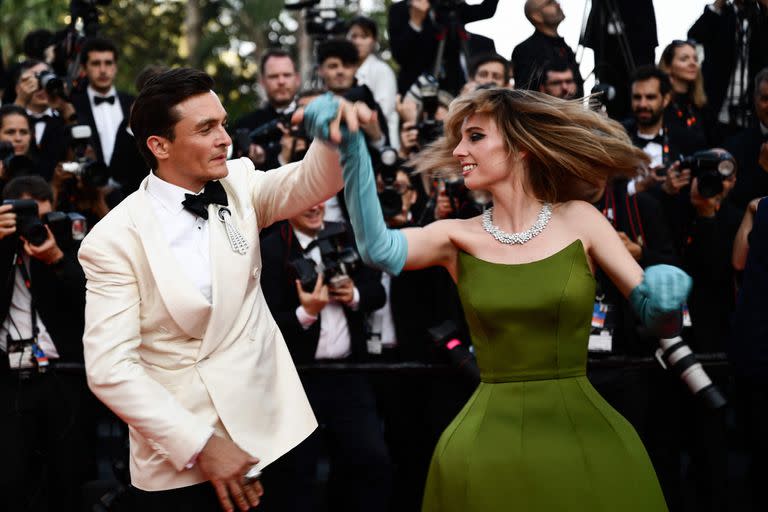 Rupert Friend y Maya Hawke mostraron sus habilidades para bailar en la alfombra roja