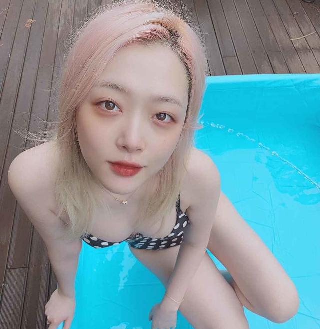 South Korean singer-songwriter Sulli's robe slip ranks in most searched  query on Korean search engine
