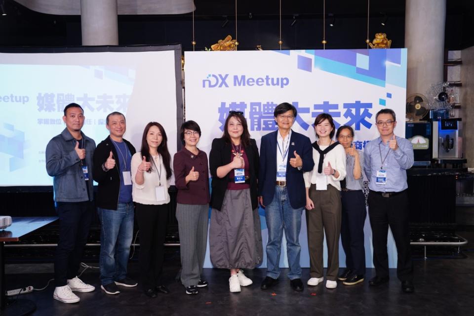 <br> 圖說: 台灣新聞數位創新計畫（nDX）首場媒體交流活動nDX Meetup，超過60位新聞機構及媒體人共同探索媒體信任挑戰與數位機會。與會貴賓左起主張數據股份有限公司生態系成長負責人方君哲、鏡週刊簡信昌技術長、DTA林秋丹理事、台灣事實查核教育基金會邱家宜執行長、DTA詹婷怡副理事長、DTA陳正然理事長、炭谷數位股份有限公司潘希晴執行長、DTA黃玉華秘書長、懷生數位股份有限公司黃繼民處長。（圖／數位經濟暨產業發展協會（DTA）提供）