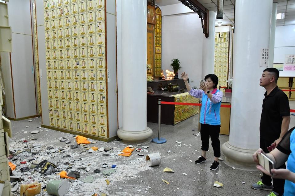 大地震除了對一般人造成影響，甚至連先人都遭殃，有多處生命禮儀園區就傳出骨灰罐被拋出砸破事件。（翻攝自吉安鄉公所臉書）