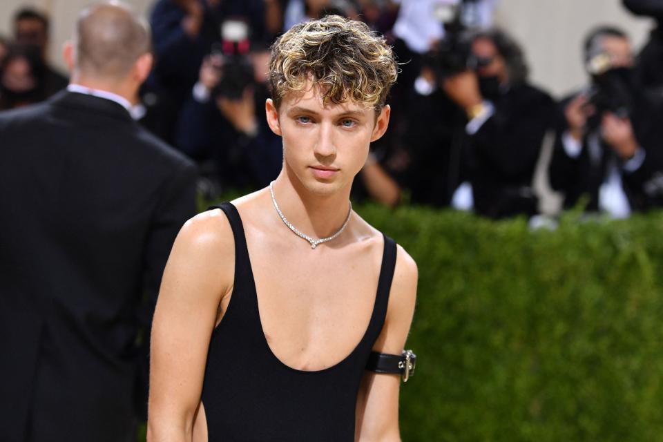 Australian singer Troye Sivan arrives for the 2021 Met Gala at the Metropolitan Museum of Art on September 13, 2021 in New York. (Photo by Angela WEISS / AFP) (Photo by ANGELA WEISS/AFP via Getty Images)