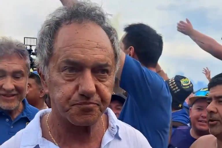 Daniel Scioli asistió al banderazo de los hinchas de Boca en la playa de Copacabana