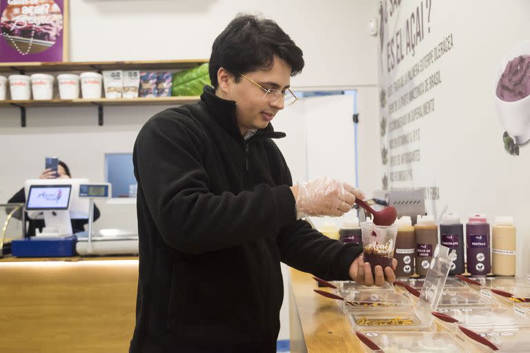 Uno de los empleados del local armando un smoothie de açaí 