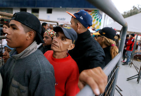 Venezuelan migrants stand in line to register their entry into Ecuador, at the Rumichaca International Bridge in Ecuador August 17, 2018. REUTERS/Luisa Gonzalez