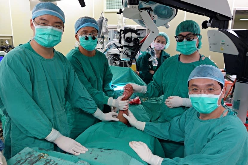 2014年郭耀仁（右）率領移植團隊完成全台首例、亞洲第1例手臂移植手術。圖片來源 / 郭耀仁提供