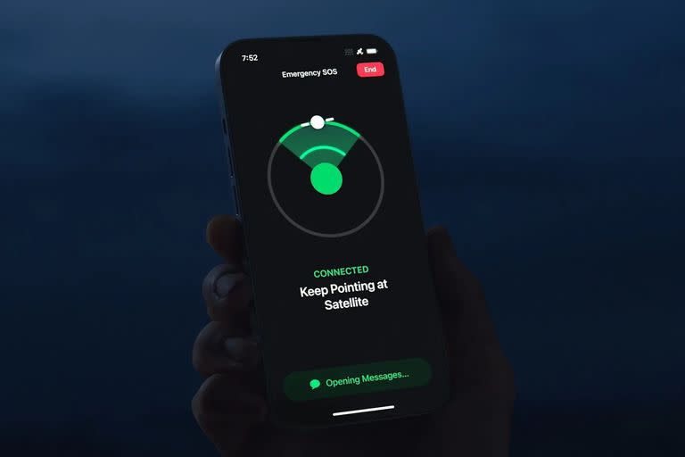 El iPhone 14 es la primera generación de teléfonos de Apple que incluye conectividad satelital; permite enviar mensajes de texto a satélites de órbita baja cuando no hay cobertura de celular convencional