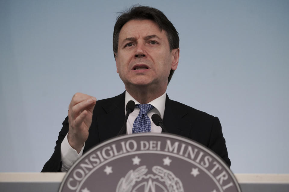 Il governo italiano adotta le misure di lockdown per tutto il Paese, che si protrarranno fino al 3 maggio. Il 9 marzo il Presidente del Consiglio, Giuseppe Conte, annuncia la chiusura anche di tutte le attività non strategiche: rimangono aperti supermercati, farmacie e altri servizi essenziali. (AP Photo/Andrew Medichini)