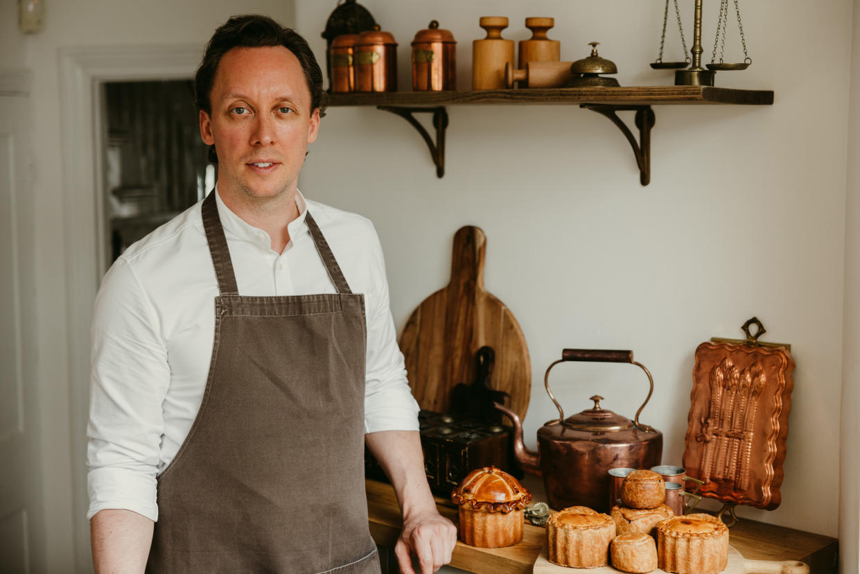 El chef Calum Franklin, quien pasó casi un año desarrollando su pay de cerdo de la coronación, relleno de gelatina de vino de Madeira y la carne de caza favorita del rey, el faisán, en su casa de Londres, el 23 de abril de 2023. (Joanna Yee/The New York Times)