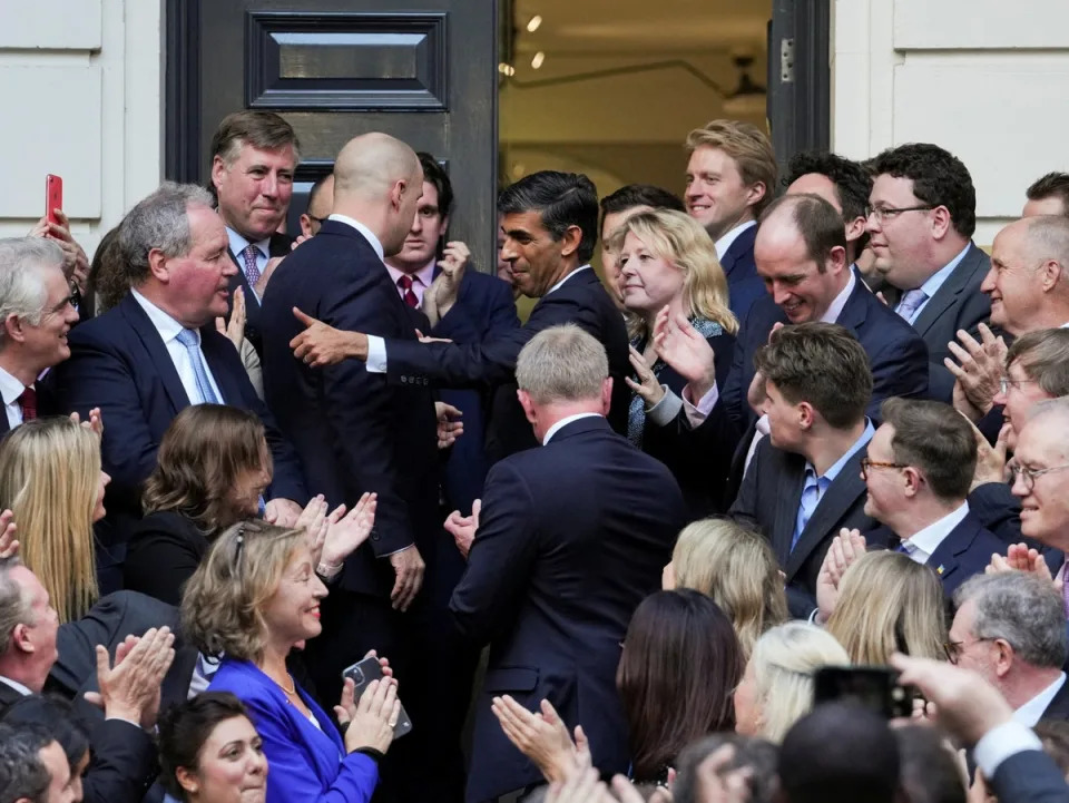 24 octobre 2022: Rishi Sunak célèbre avec des députés conservateurs devant le siège de la campagne conservatrice après être devenu le nouveau chef du Parti conservateur (Reuters)