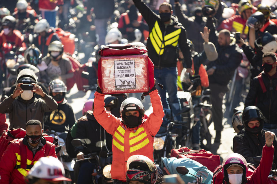 Repartidores protestan para exigir mejores condiciones de trabajo a empresas de reparto de comida en medio de la pandemia del nuevo coronavirus en Sao Paulo, Brasil, el miércoles 1 de julio de 2020. (AP Foto/Andre Penner)