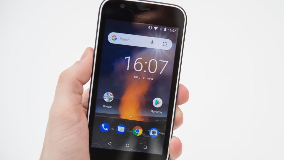 Das Nokia 1 ist eines der ersten verfügbaren Smartphones mit Android Go, einer für schwächere Hardware angepassten Ausgabe von Googles Android. Foto: Robert Günther