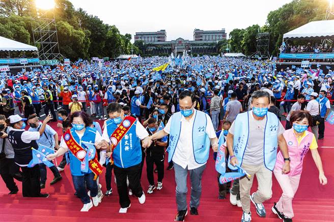 楊文科成立競選總部，國民黨主席朱立倫牽著楊文科的手進場，上萬支持者揮旗高喊「楊文科！凍蒜！」（羅浚濱攝）