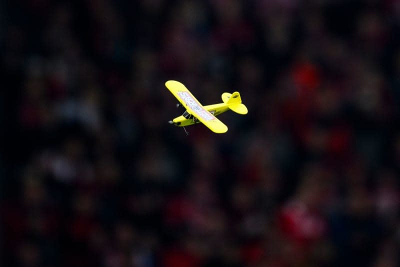 A model airplane flies through the stadium during the German Bundesliga soccer match between SC Freiburg and Eintracht Frankfurt at Europa-Park Stadium. Tom Weller/dpa