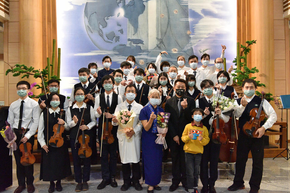 歲末年終之際，花蓮慈濟醫院合唱團、弦樂團在1月15日下午，聯手舉辦「合和互弦聯合音樂會」，演出多首耳熟能詳及溫暖動人的歌曲及樂曲。