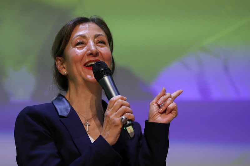 Foto de archivo. La candidata presidencial colombiana Ingrid Betancourt, del partido Verde Oxigeno, habla durante un debate electoral en la Universidad Externado en Bogotá