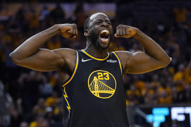 ARCHIVO - Draymond Green, de los Warriors de Golden State, celebra después de encestar en contra de los Mavericks de Dallas, durante la segunda mitad del juego 5 de los playoffs del baloncesto de la NBA, en las finales de la Conferencia Oeste, en San Francisco, el jueves 26 de mayo de 2022. Los Warriors quieren retener a Green, aunque están listos para que él rechace la opción de jugador por 27,5 millones de dólares por el último año de su contrato la próxima temporada y se convierta en agente libre sin restricciones. (AP Foto/Jeff Chiu, Archivo)