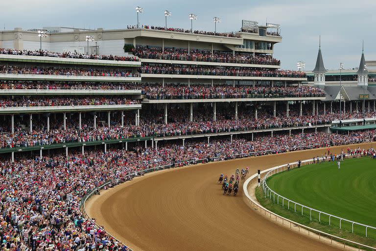 La primera curva de la 149a edición del Kentucky Derby, en un hipódromo de Churchill Downs con público a ambos lados de la pista.