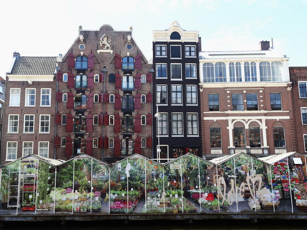 A general view of the canal houses or grachtenpand in Dutch and flower market on Singel on May 11, 2016 in Amsterdam, Netherlands (Getty Images)