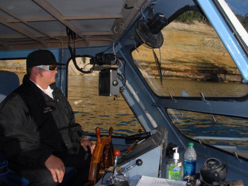 Mit ruhiger Hand an den Klippen entlang: Kapitän Jaden Niemi zeigt den Gästen auf der «Miners Castle» die Pictured Rocks National Lakeshore. Foto: Christian Röwekamp