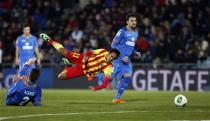 Barcelona's Neymar (C) falls as he is tackled by Getafe's Alexis Ruano (L) during their Spanish King's Cup soccer match at Colisseum Alfonso Perez stadium in Getafe January 16, 2014. REUTERS/Sergio Perez