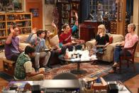 Zwölf Jahre und ebenso viele Staffeln lang sorgte die Sitcom "The Big Bang Theory" mit dem durchgeknallten Alltag der Physiker Leonard (Johnny Galecki, links) und Sheldon Cooper (Jim Parsons, fünfter von links) für Spaß und tolle Quoten. 2019 mussten TV-Fans den liebenswürdigen Nerds aber Lebewohl sagen. Immerhin: Bei ProSieben laufen die Episoden der kultigen Wissenschaftler quasi in Dauerschleife. (Bild: ProSieben / Warner)