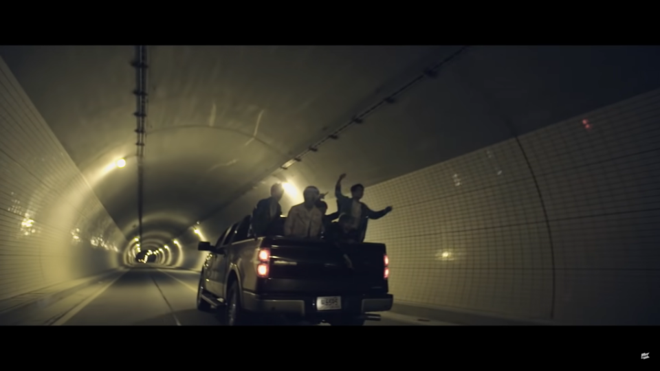 黑色車子曾在《Run》、《I Need You》、《Euphoria》的MV中出現。（圖／翻攝自YouTube）