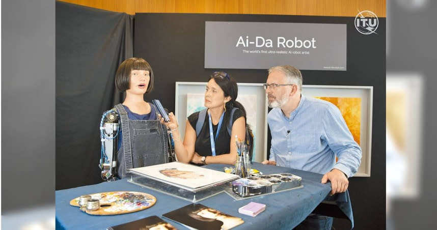 AI機器人記者會7日在日內瓦舉行，全球首個超寫實主義機器人藝術家「愛達」（圖左，Ai-Da）擁有繪畫能力，可透過「攝影機」眼睛和機械手創作出肖像畫等作品。（圖／摘自ITU官網）