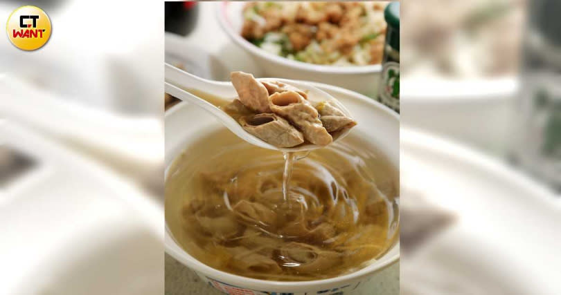 清洗乾淨的豬腸湯，加入酸菜丁和薑絲提點風味。（30元）（圖／于魯光攝）